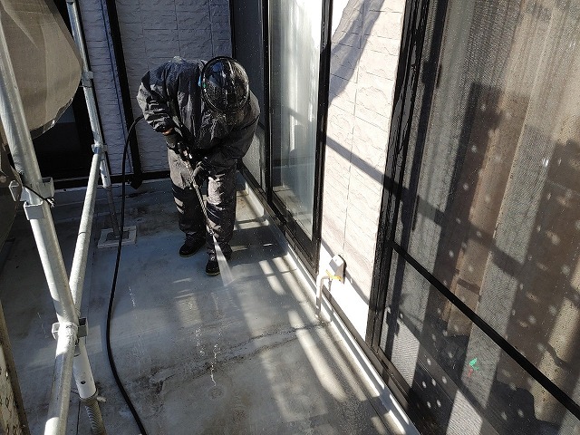 牛久市ベランダ防水工事で洗浄作業